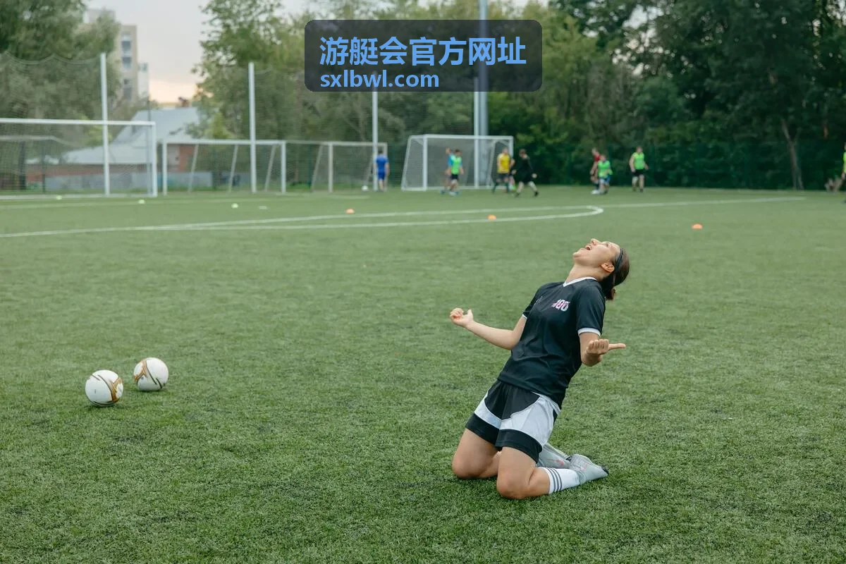 游艇会官方网址活动与直播中的码头出港景象